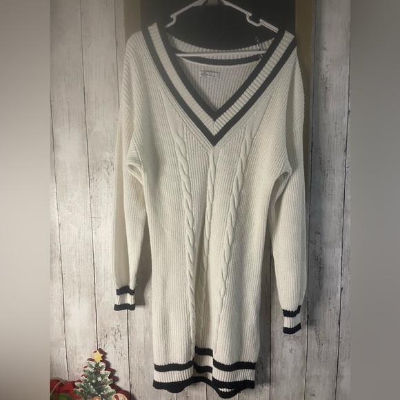 Hollister Dresses & Skirts - Hollister White sweater V Neck Black/White Size large dress